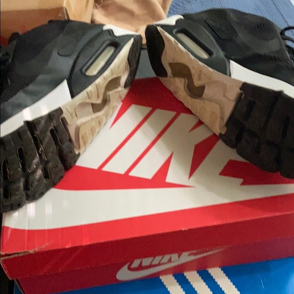 Black and white air max’s men’s size 12 - Picture 3 of 4
